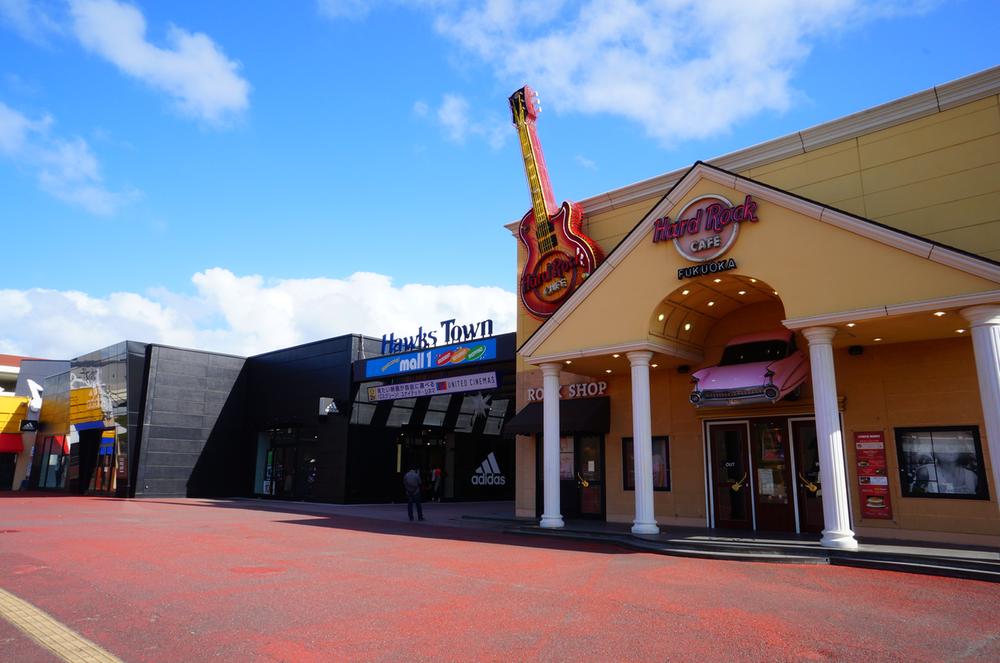 Shopping centre. 600m until the Hawks Town Mall