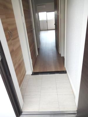 Entrance. Shoe box in the entrance side