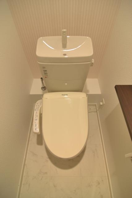 Toilet. Washlet comes.