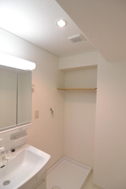 Wash basin, toilet. It comes with shampoo dresser.