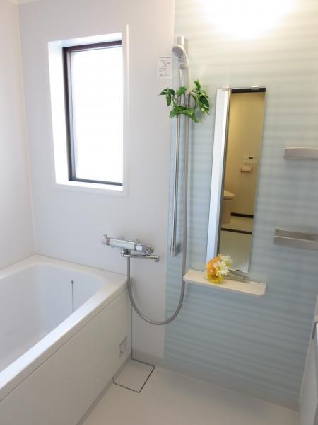 Bathroom. New TOTO made Please relax slowly in the unit bus