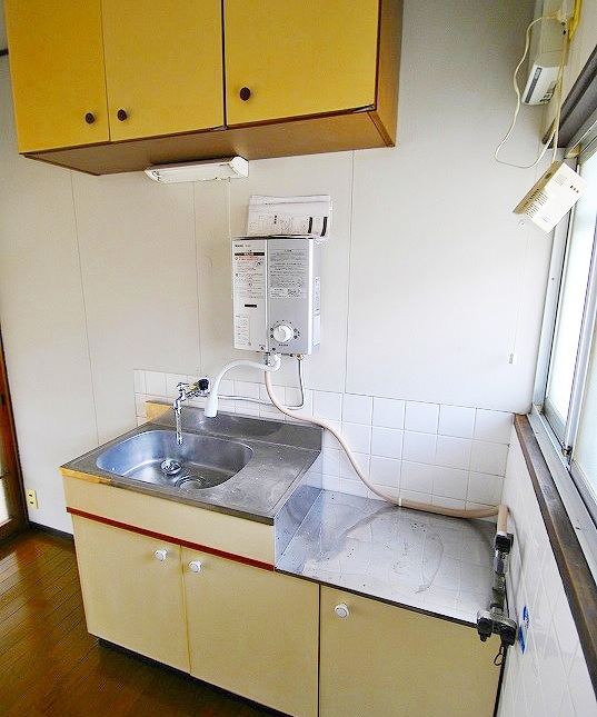 Kitchen. 2-neck is a gas stove can be installed