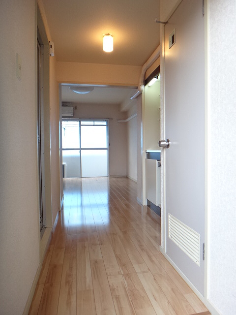 Living and room. The room is very bright ☆