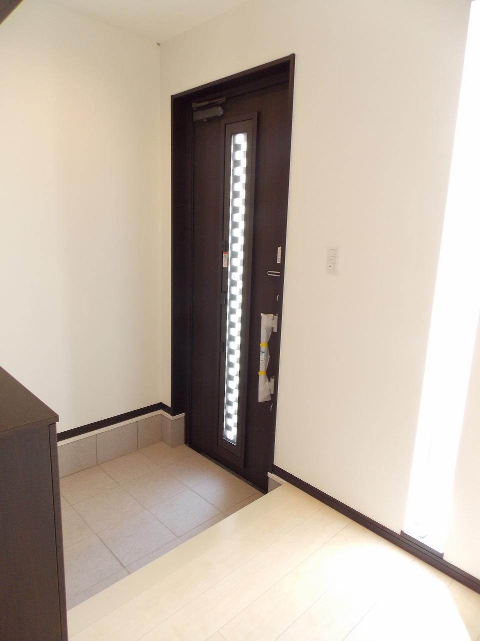 Model house photo. Entrance is (^_^) / ~ Entrance of new construction, Because even brighter specification facilities new atmosphere, So there is a feeling of cleanliness is good feeling ~ (^_^) / ~