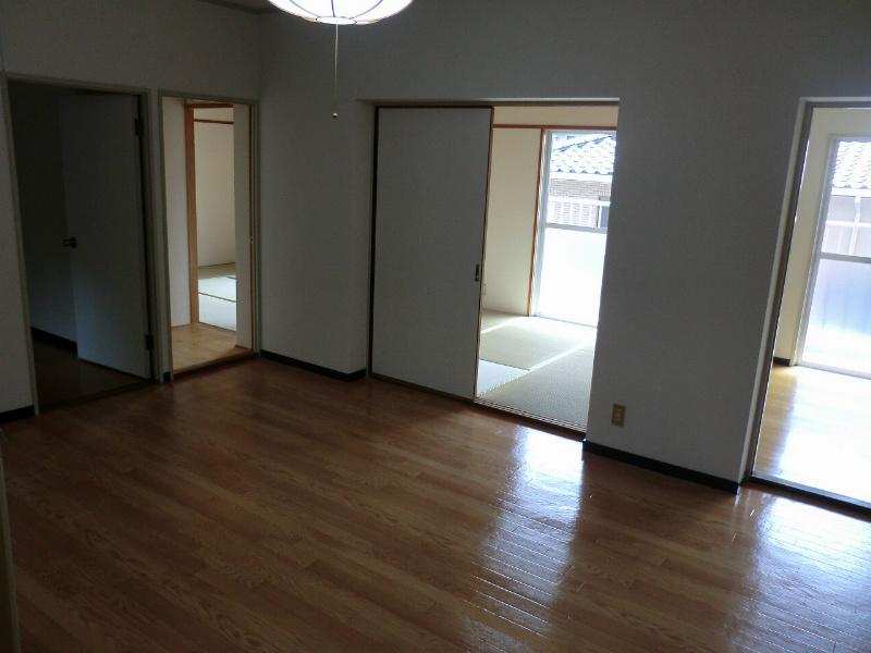 Living. Spacious living-dining