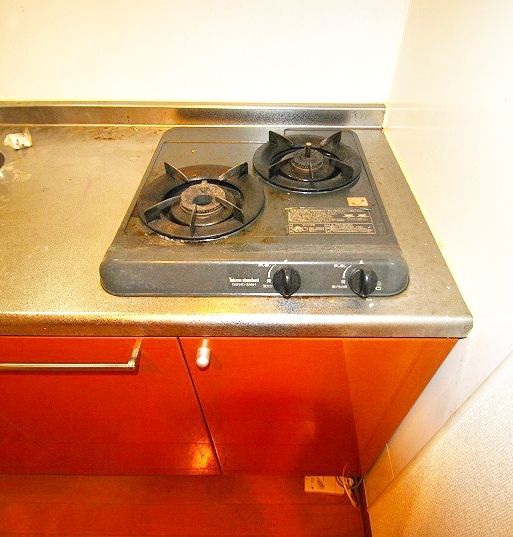Kitchen. Two-burner gas stove can be installed