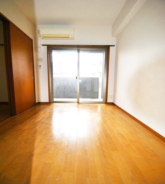 Other room space. Corner room