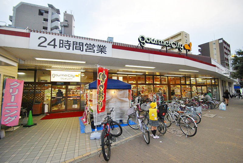 Supermarket. 65m to gourmet City port town store (Super)