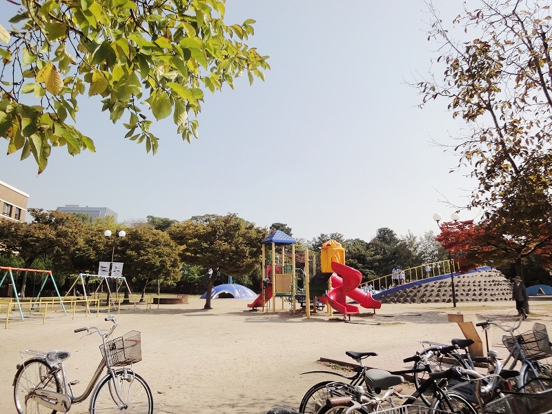 park. 843m to Ohori Park (park)