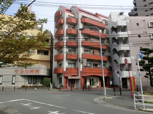 Local appearance photo. Front of the building is, Comparatively wide ・ ・ It is the entire surface of the road.