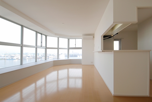 Entrance. Walk-in shoes cloak