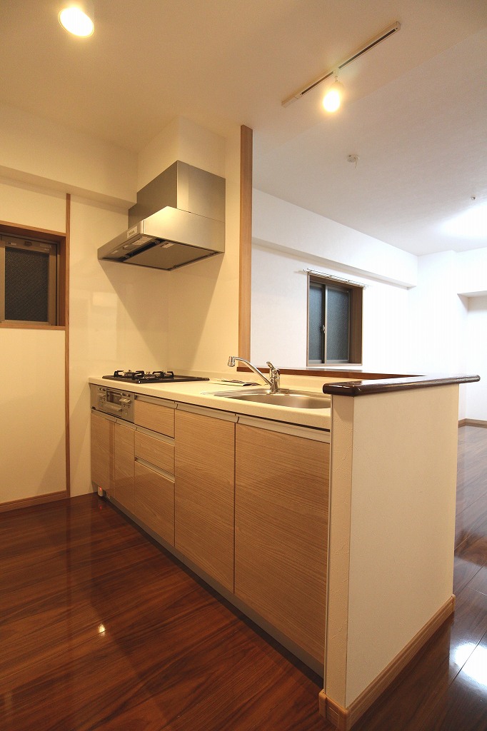 Kitchen. Open counter kitchen 3-burner stove With grill