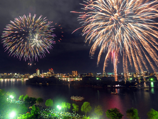 park. 653m to Ohori Park (park)