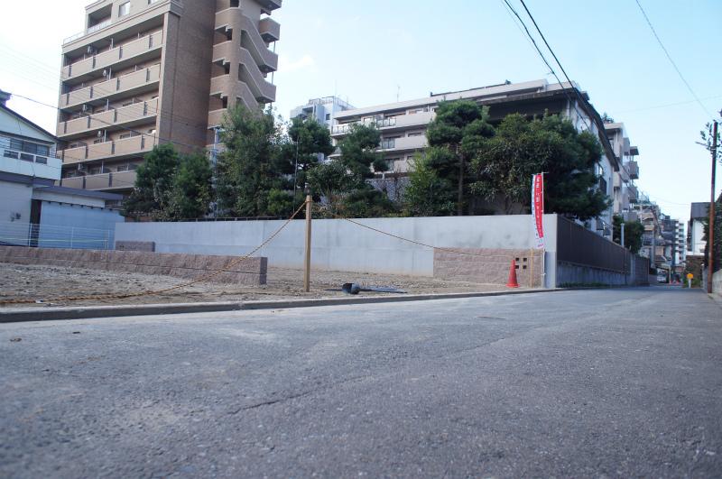 Local photos, including front road. Local (11 May 2012) shooting