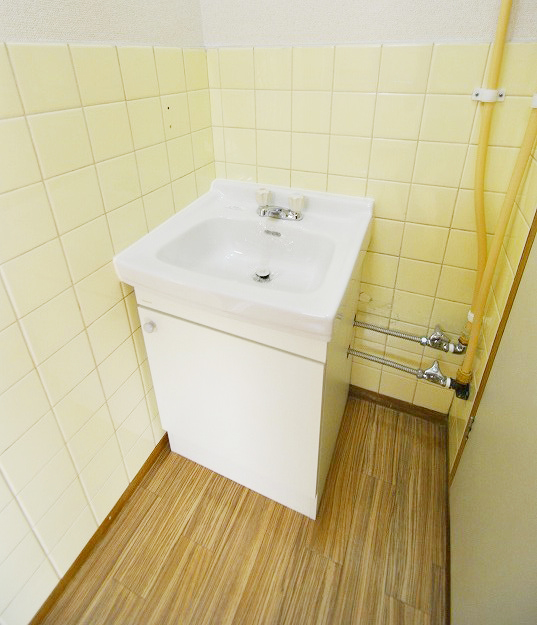 Building appearance. Bus a toilet with a separate wash basin!