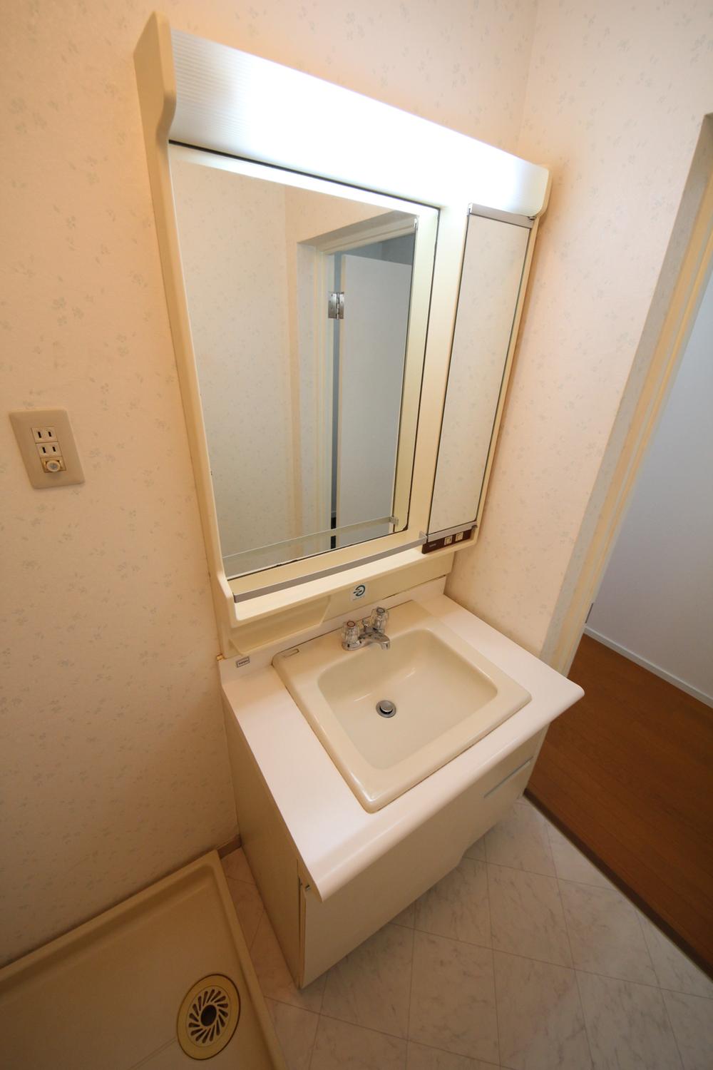 Wash basin, toilet. Local (10 May 2013) Shooting