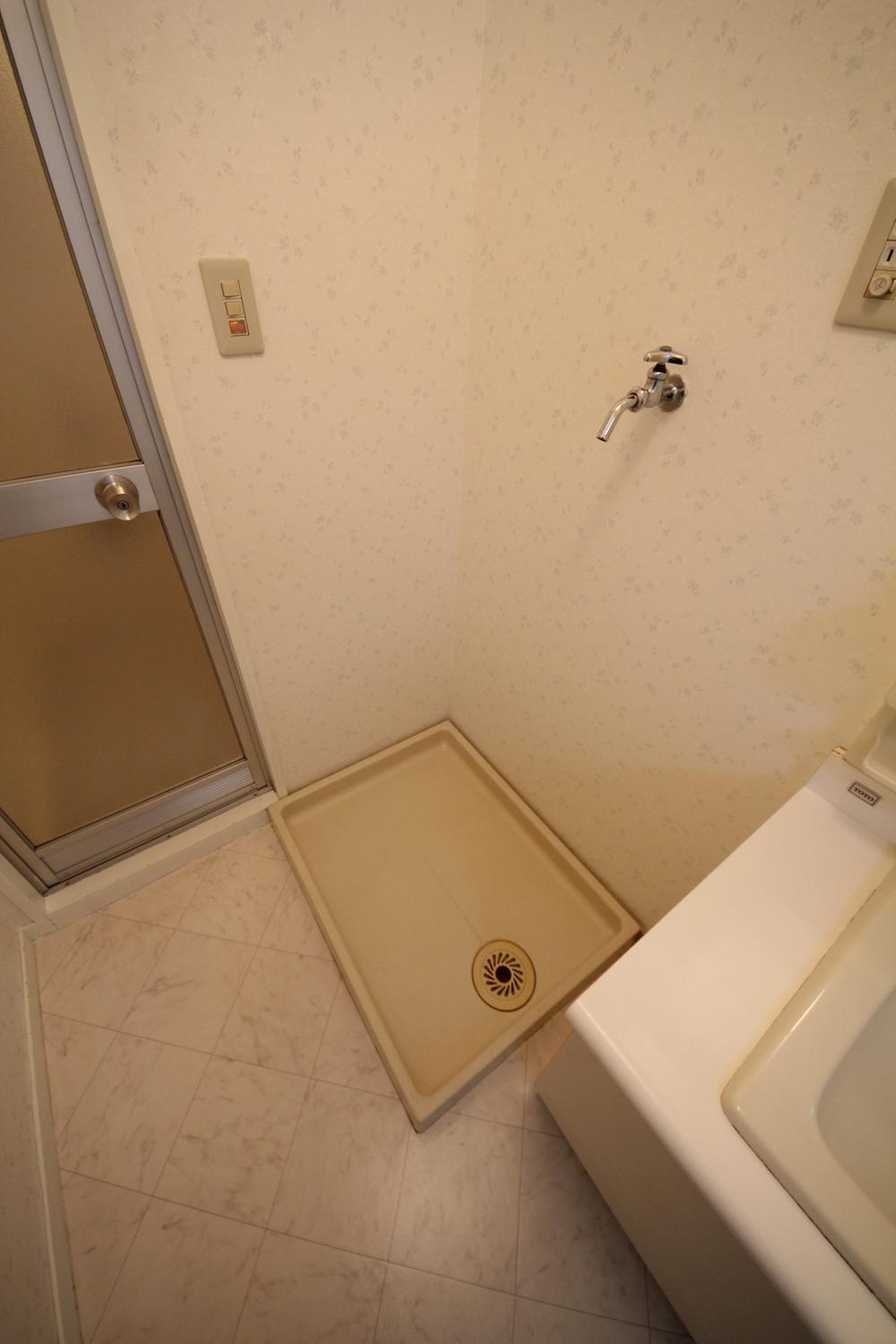 Wash basin, toilet. Local (10 May 2013) Shooting