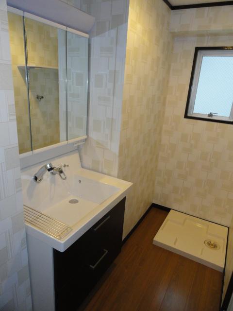 Wash basin, toilet. Room (May 2013) Shooting