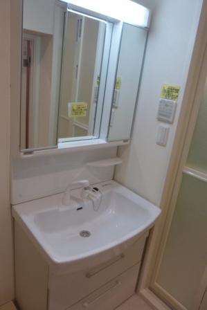Wash basin, toilet. Indoor (12 May 2013) Shooting