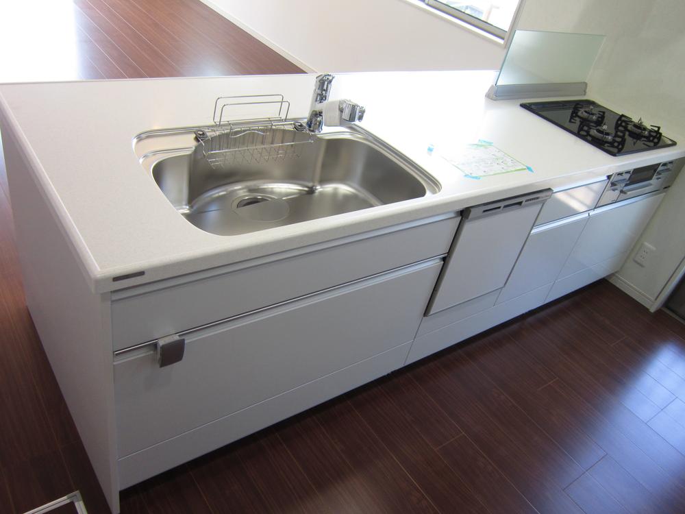 Kitchen. Dishwasher ・ Glass top stove