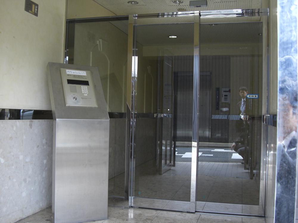 Entrance. auto lock