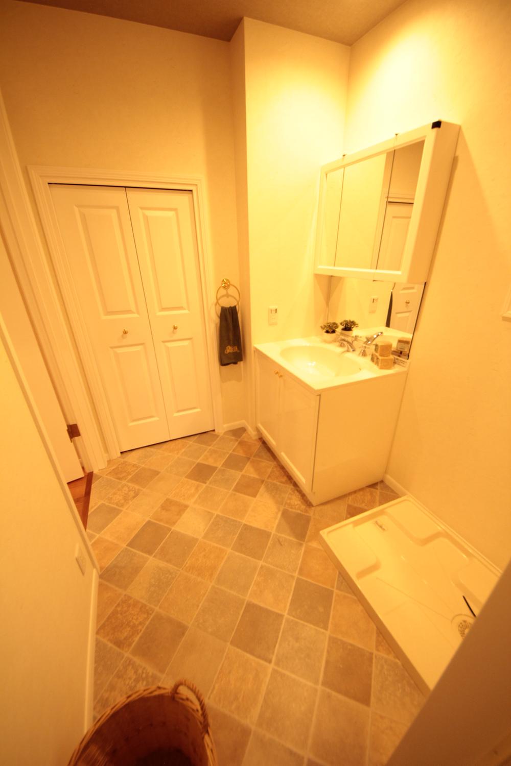 Wash basin, toilet. Local (10 May 2013) Shooting