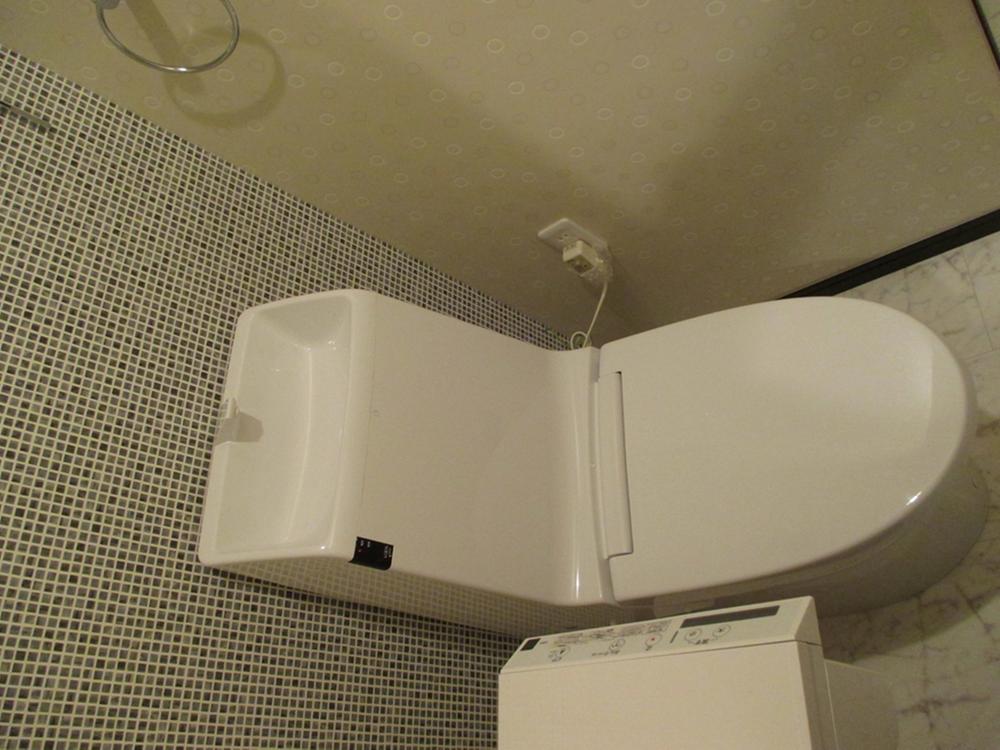 Toilet. Indoor (11 May 2013) Shooting