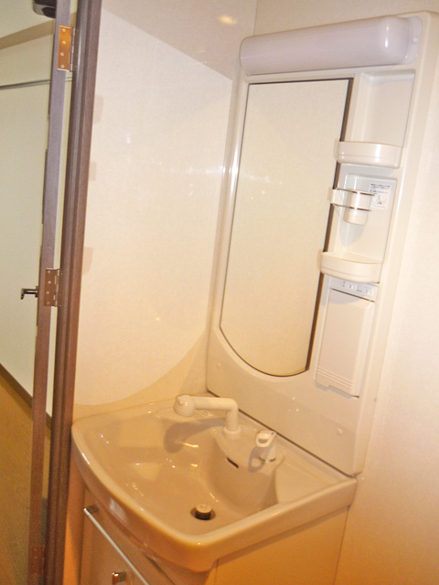 Washroom. Independent wash basin