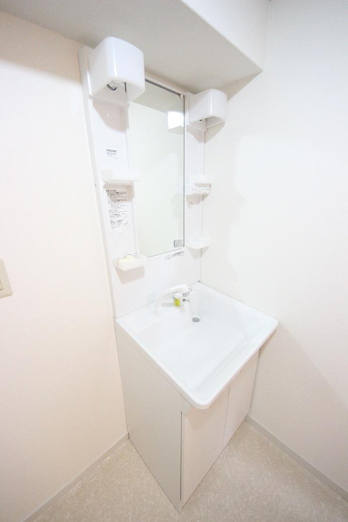 Wash basin, toilet. (November 2013) Shooting