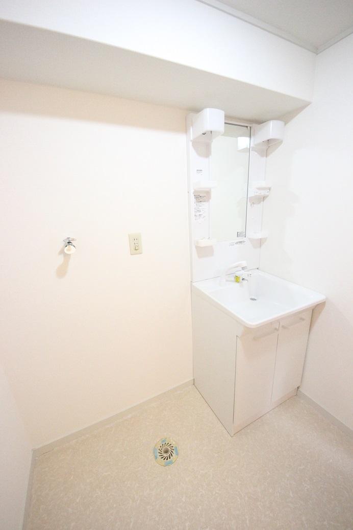 Wash basin, toilet. (November 2013) Shooting