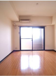 Living and room. Clear there is wide! 