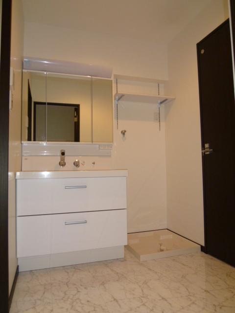 Wash basin, toilet. Indoor (11 May 2013) Shooting