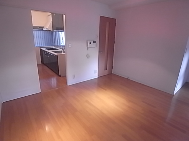 Living and room. Day good pat ventilation