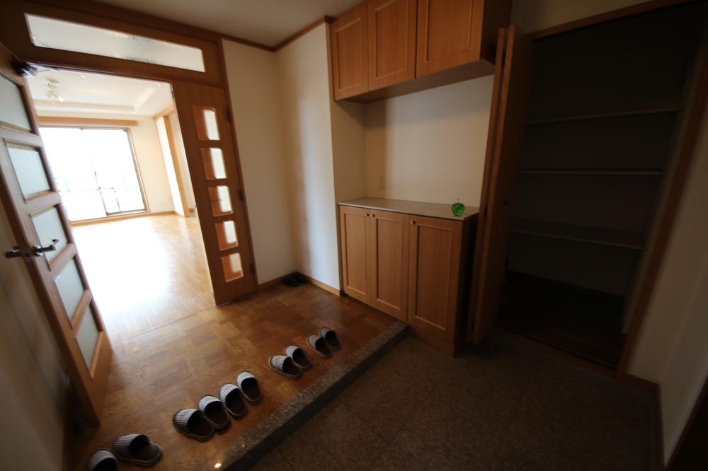 Entrance. Spacious entrance ☆