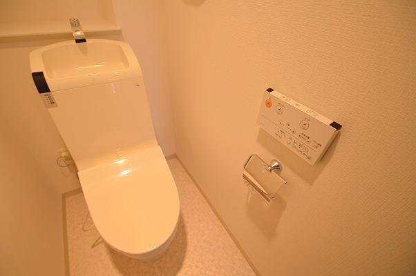 Toilet. Built five years later! Shiny beauty House ☆