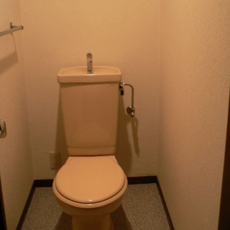 Toilet. bus ・ It is another toilet