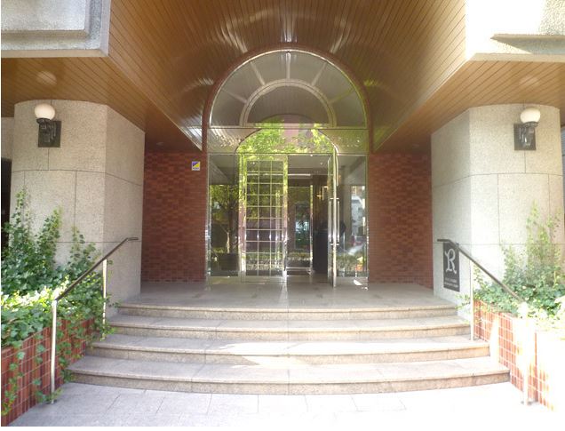 Building appearance. There are luxury