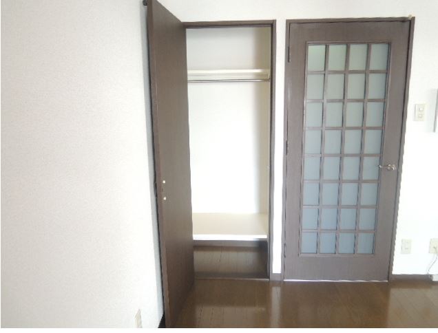 Receipt. Substantial storage space