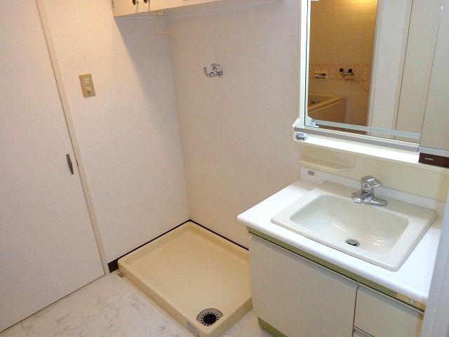 Wash basin, toilet