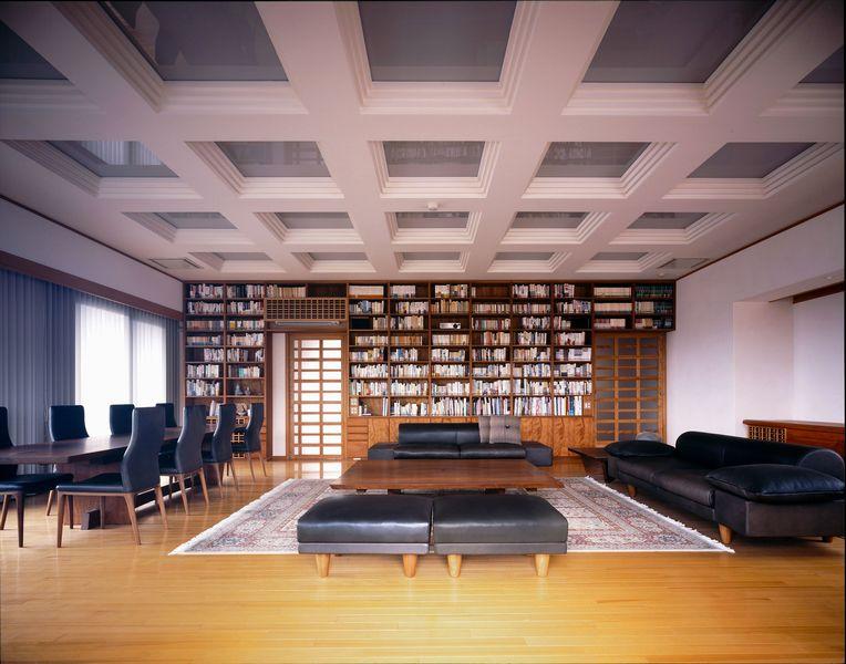 Living. Screen is installed you can enjoy a home theater with a large screen
