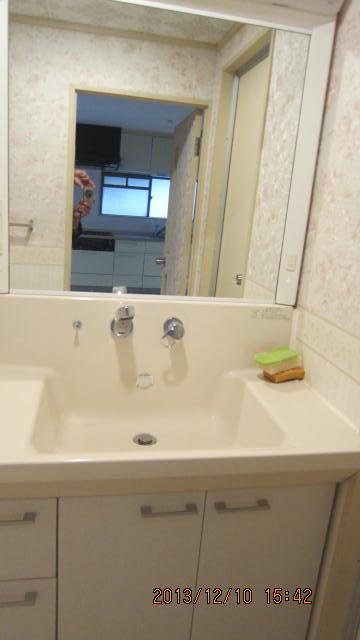 Wash basin, toilet. Indoor (12 May 2013) Shooting