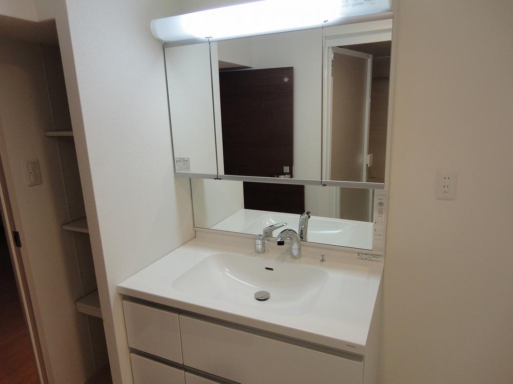 Wash basin, toilet