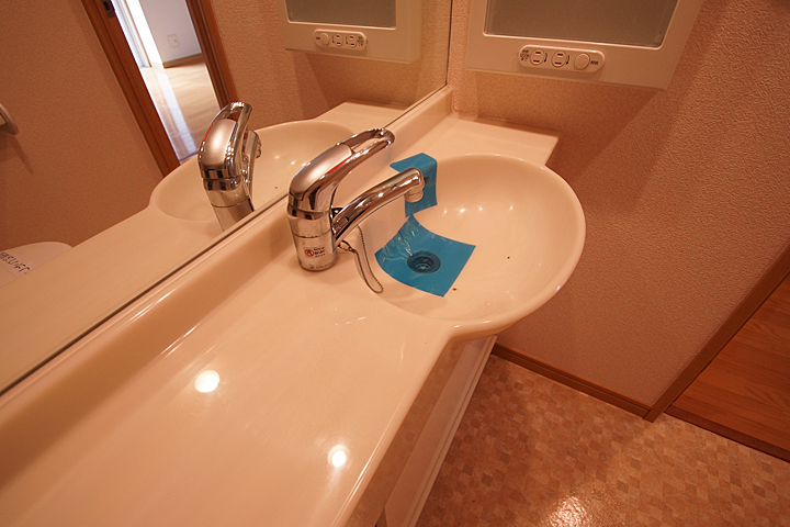 Washroom. Wash basin