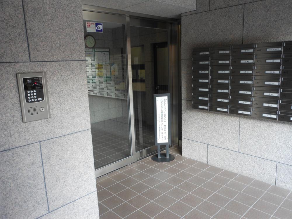 Entrance. Common areas
