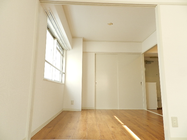 Living and room. Two people can move.