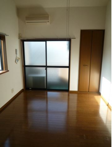 Living and room. It is a calm atmosphere