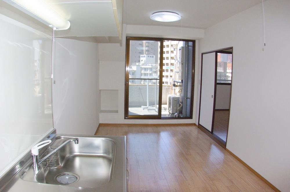 Living. Airy corner room!