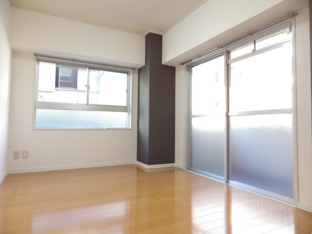 Non-living room. Also put the accent color in Western-style.
