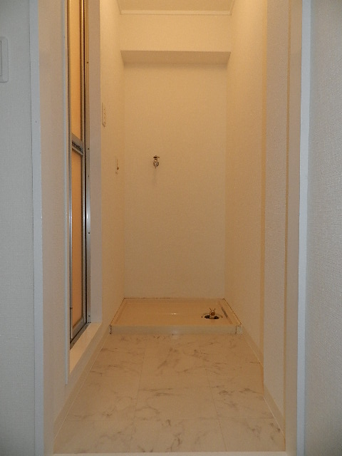 Other room space. Is a dressing room and a washing machine Storage.