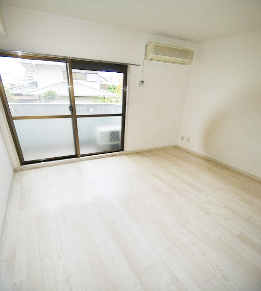 Living and room. Guarantor unnecessary